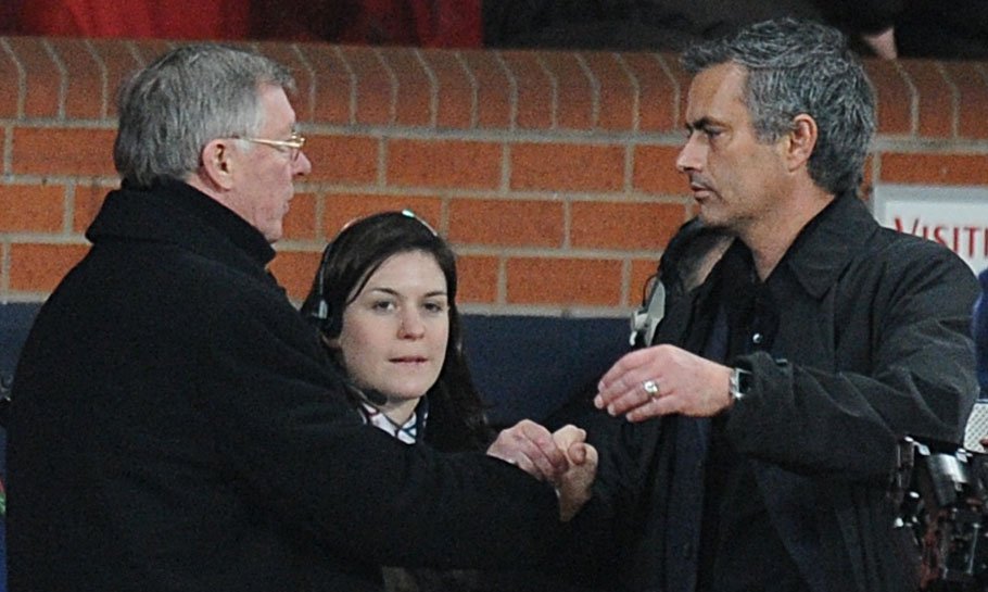 Sir Alex Ferguson och José Mourinho skakar hand.